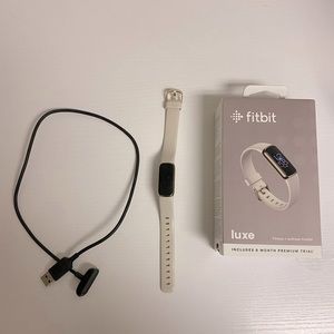 Fitbit Luxe. Lunar White / Soft Gold.